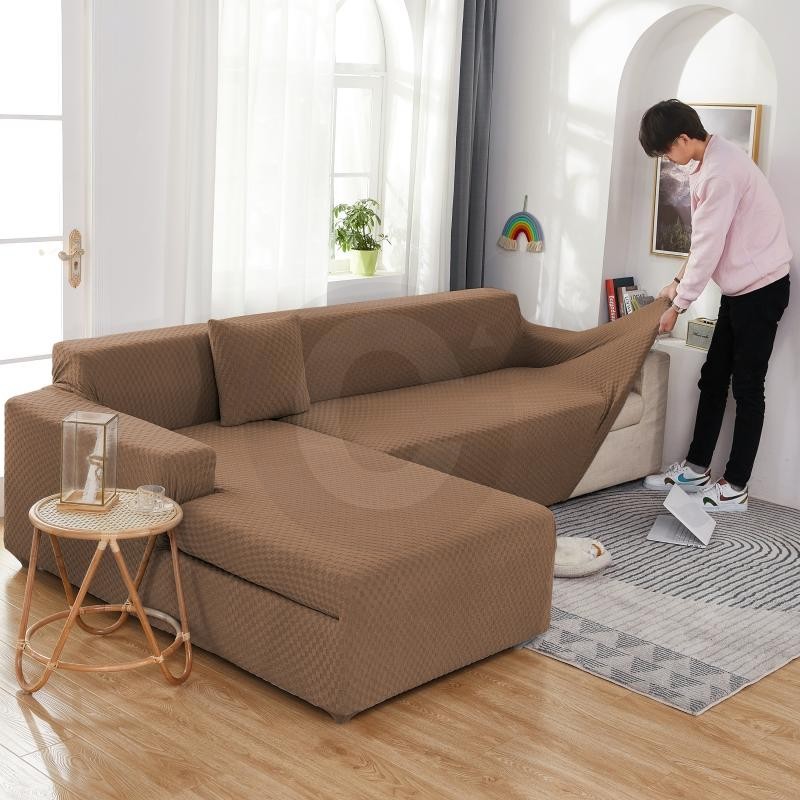 Installation housse de canapé d'angle microfibre marron